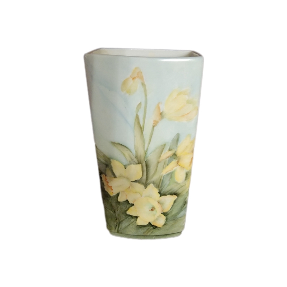 Beautiful 8 1/2" Gerold Porzellan Bavaria West German Vase Daffadils
